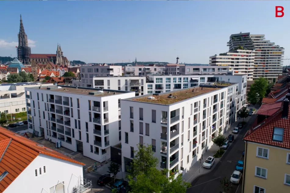 Am Donauufer - im Zentrum der Doppelstadt