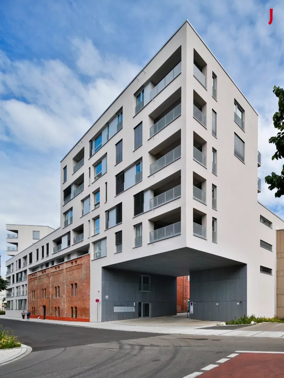 Am Donauufer - im Zentrum der Doppelstadt