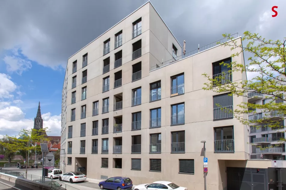 Am Donauufer - im Zentrum der Doppelstadt