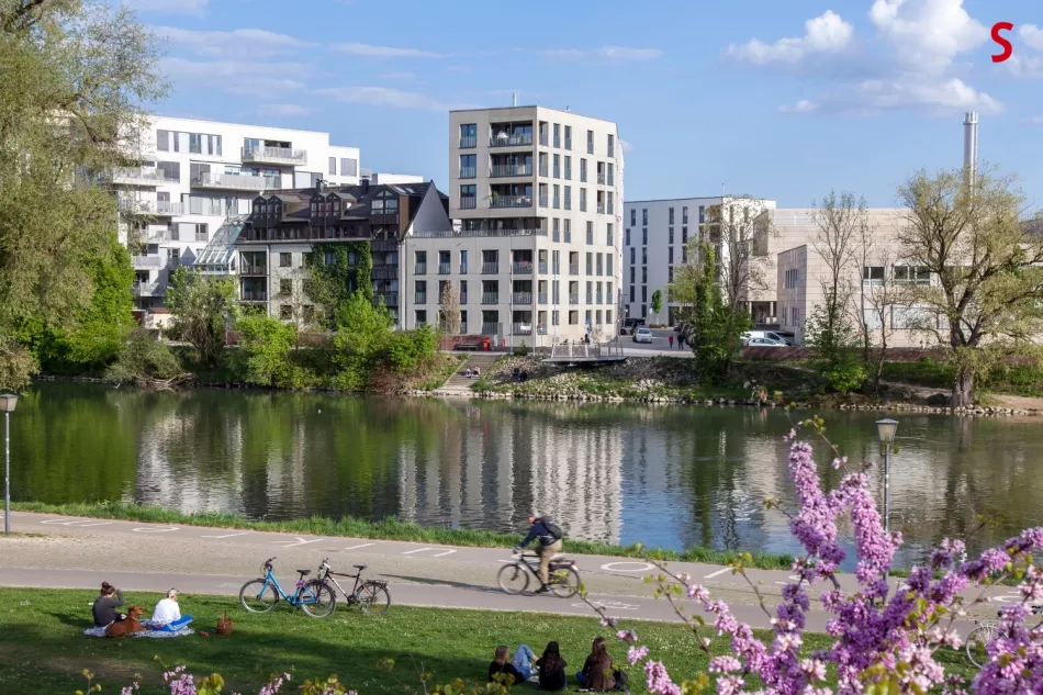 Am Donauufer - im Zentrum der Doppelstadt