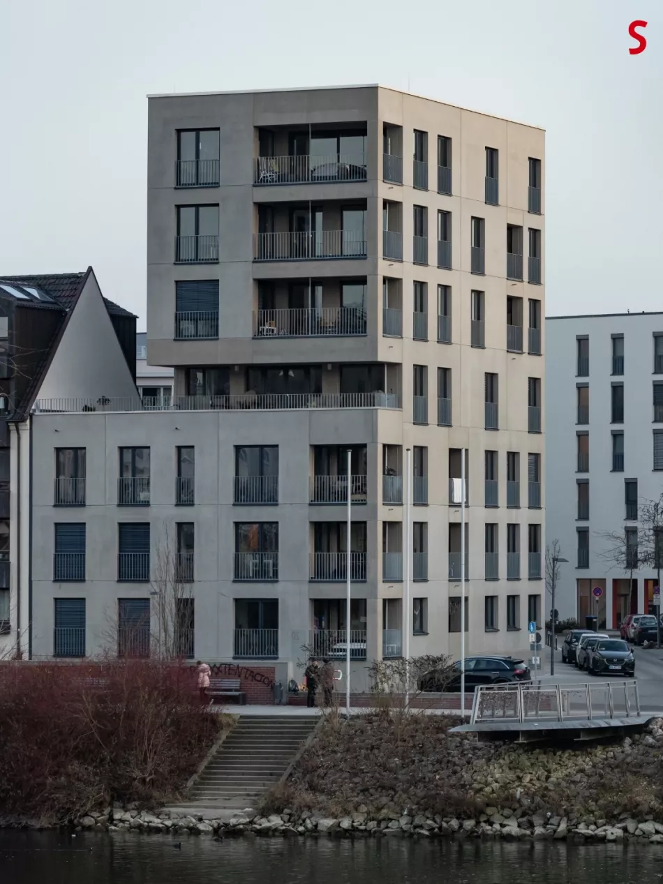 Am Donauufer - im Zentrum der Doppelstadt